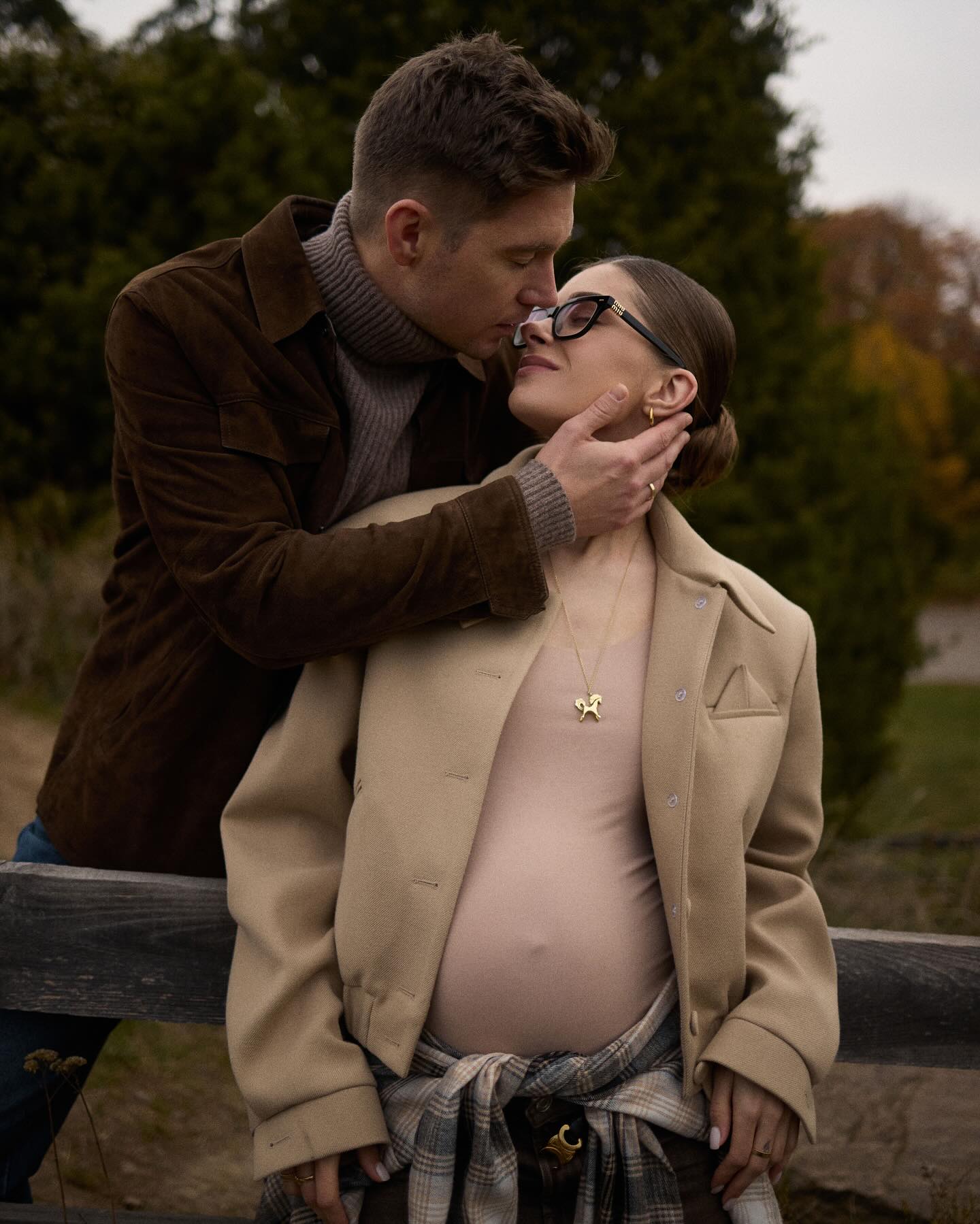 Ніжні обійми та поцілунки: вагітна дружина Остапчука розчулила романтичними фото з чоловіком