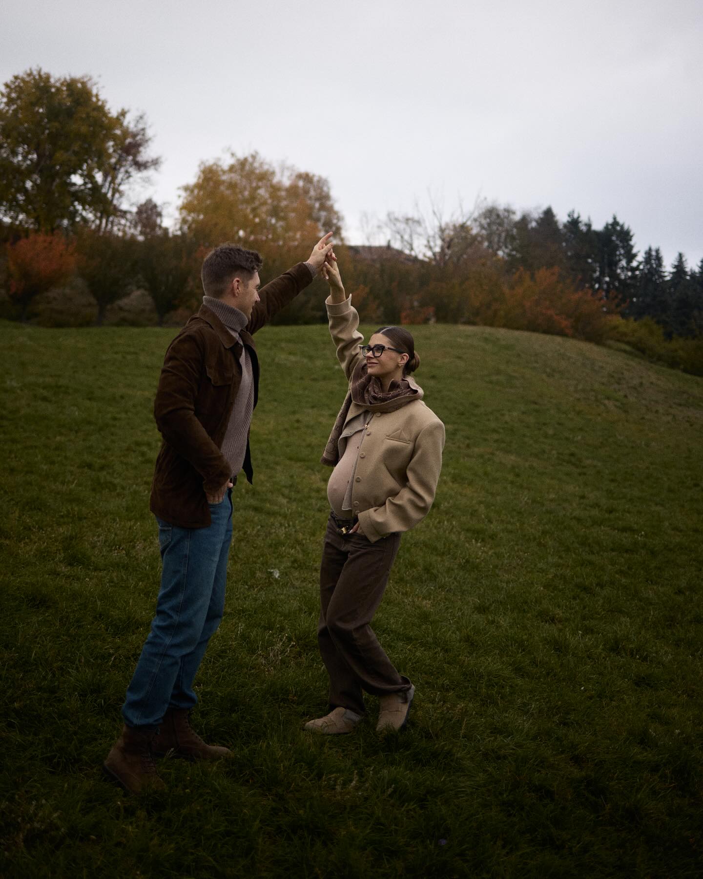 Ніжні обійми та поцілунки: вагітна дружина Остапчука розчулила романтичними фото з чоловіком