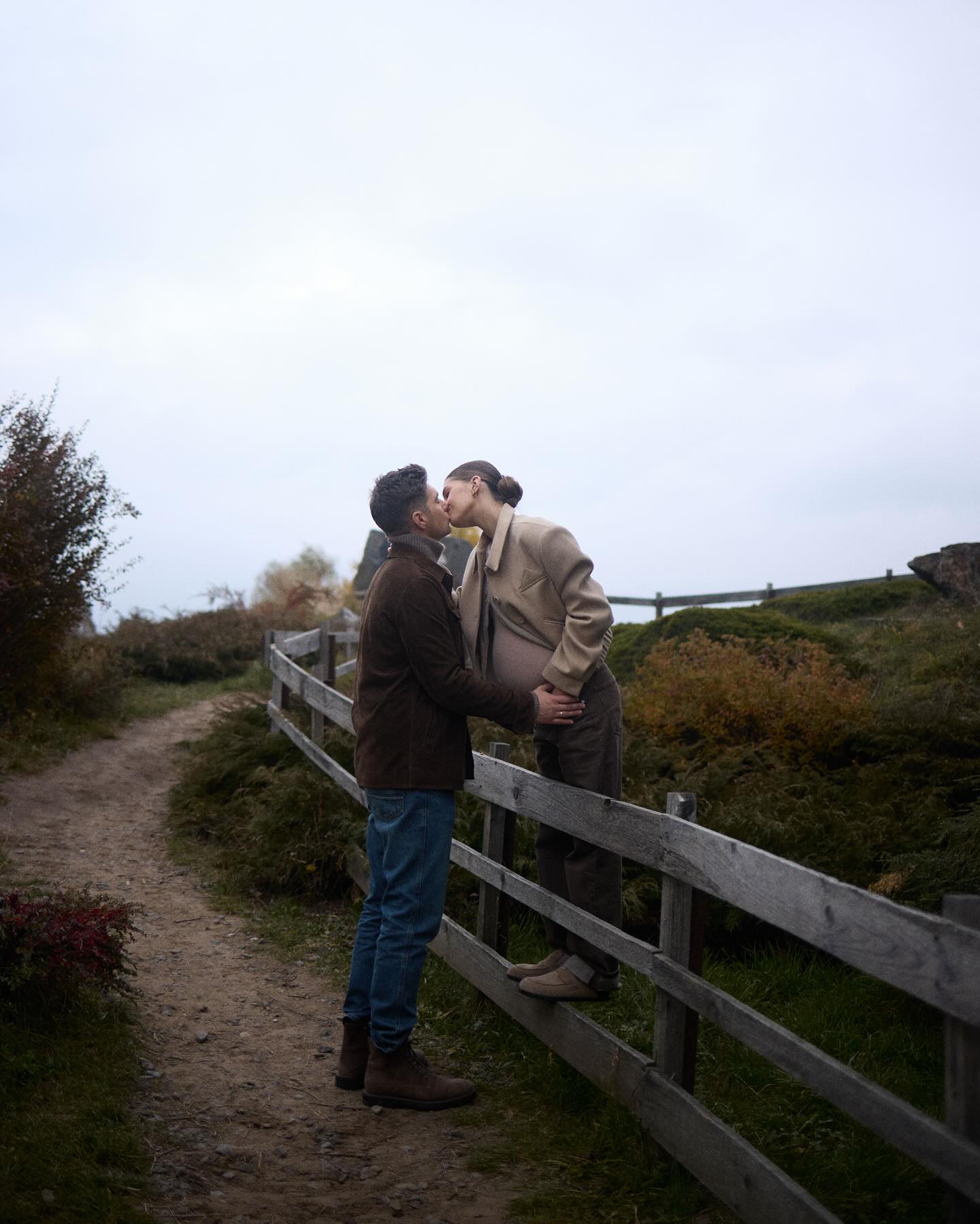 Ніжні обійми та поцілунки: вагітна дружина Остапчука розчулила романтичними фото з чоловіком