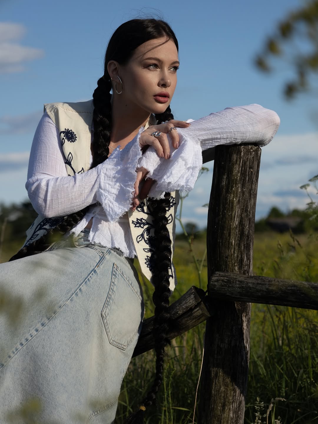 Як виглядає наймодніша спідниця на осінь 2025: дружина Позитива задає тренди