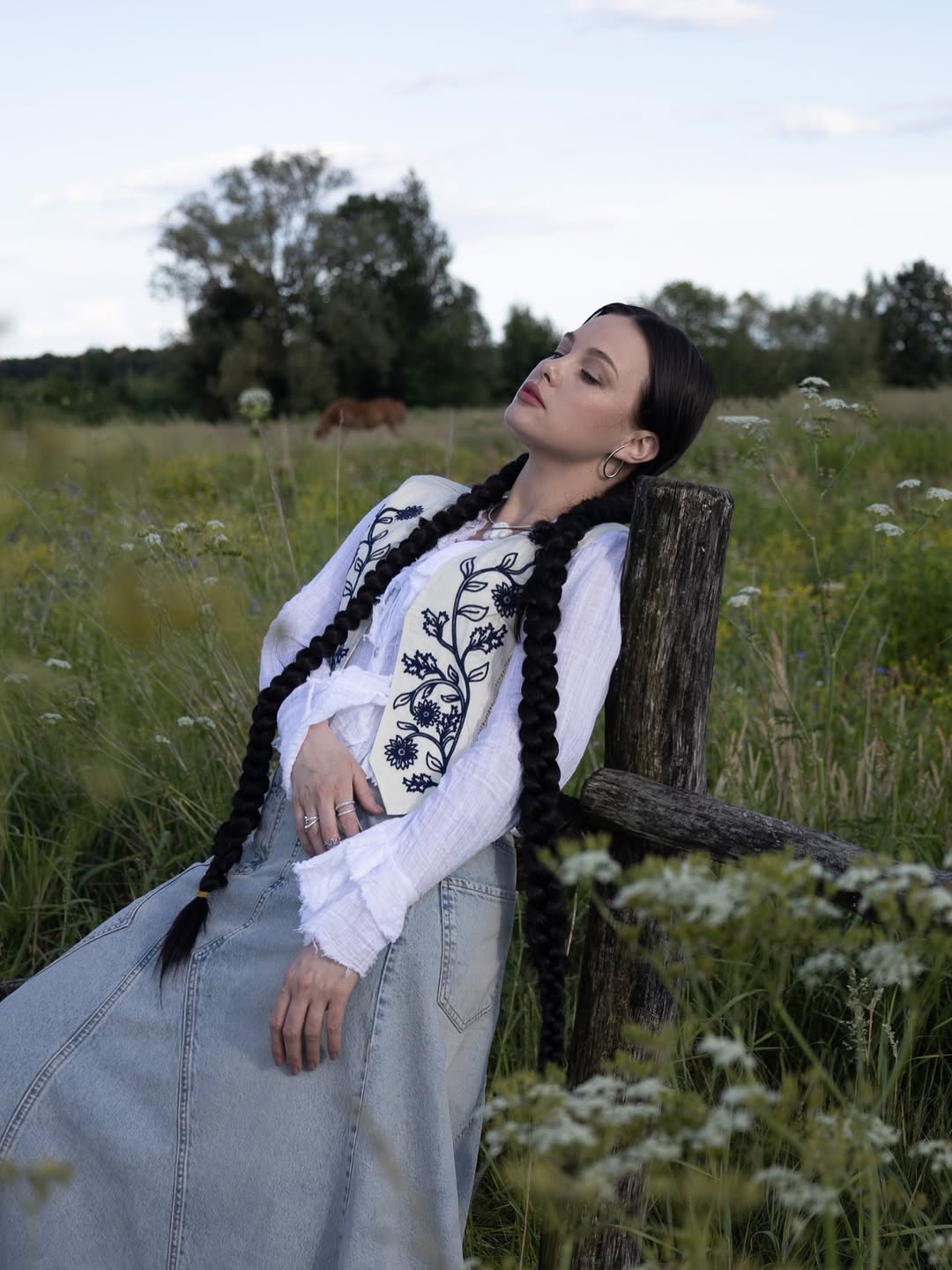 Як виглядає наймодніша спідниця на осінь 2025: дружина Позитива задає тренди