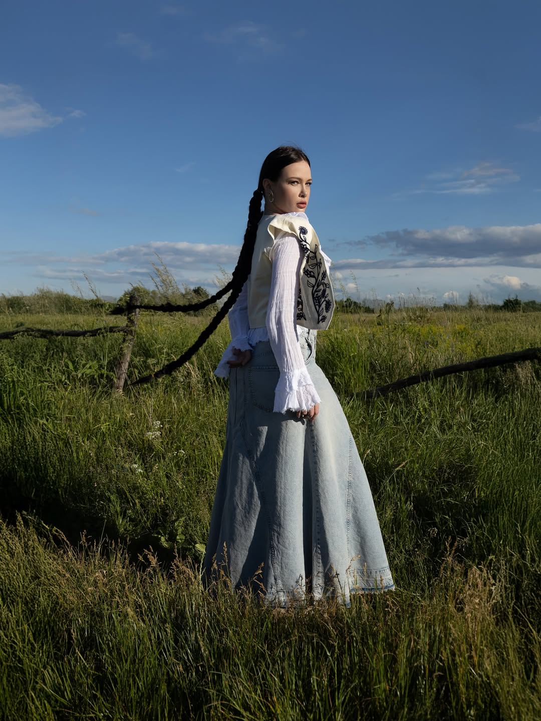 Як виглядає наймодніша спідниця на осінь 2025: дружина Позитива задає тренди