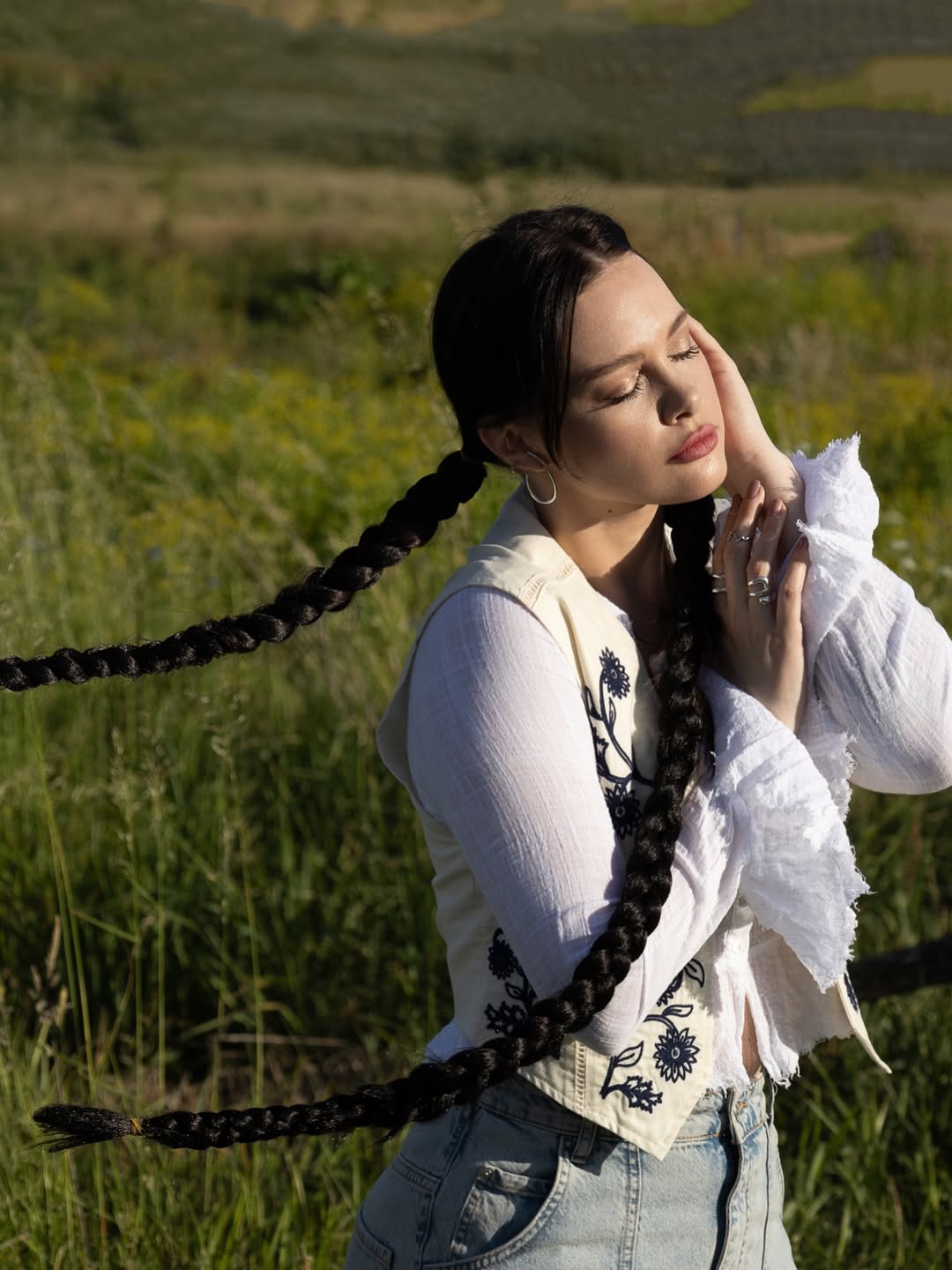 Як виглядає наймодніша спідниця на осінь 2025: дружина Позитива задає тренди