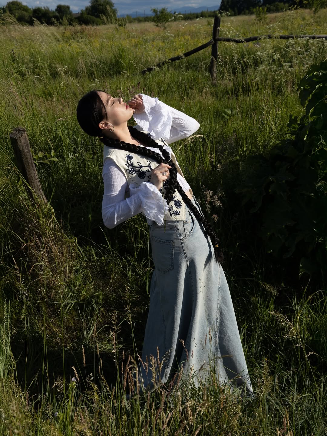 Як виглядає наймодніша спідниця на осінь 2025: дружина Позитива задає тренди