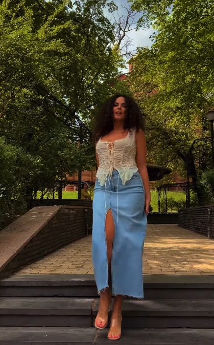 Джинсова спідниця з розрізом - топовий тренд 2025: як Настя Каменських стилізує цей модний фасон