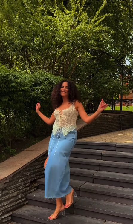 Джинсова спідниця з розрізом - топовий тренд 2025: як Настя Каменських стилізує цей модний фасон