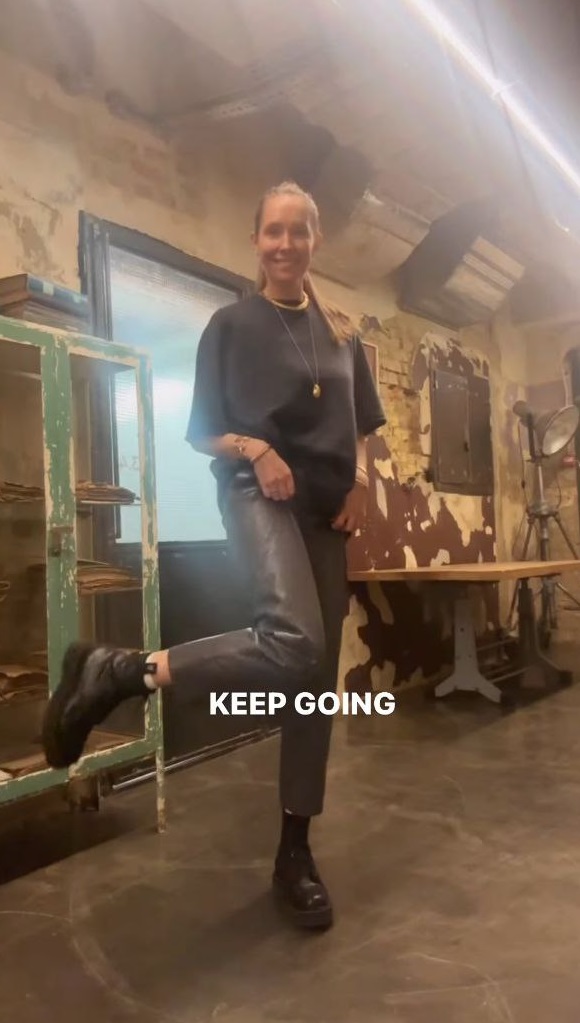 Кожаные брюки - тренд весны 2025: как их носит Катя Осадчая