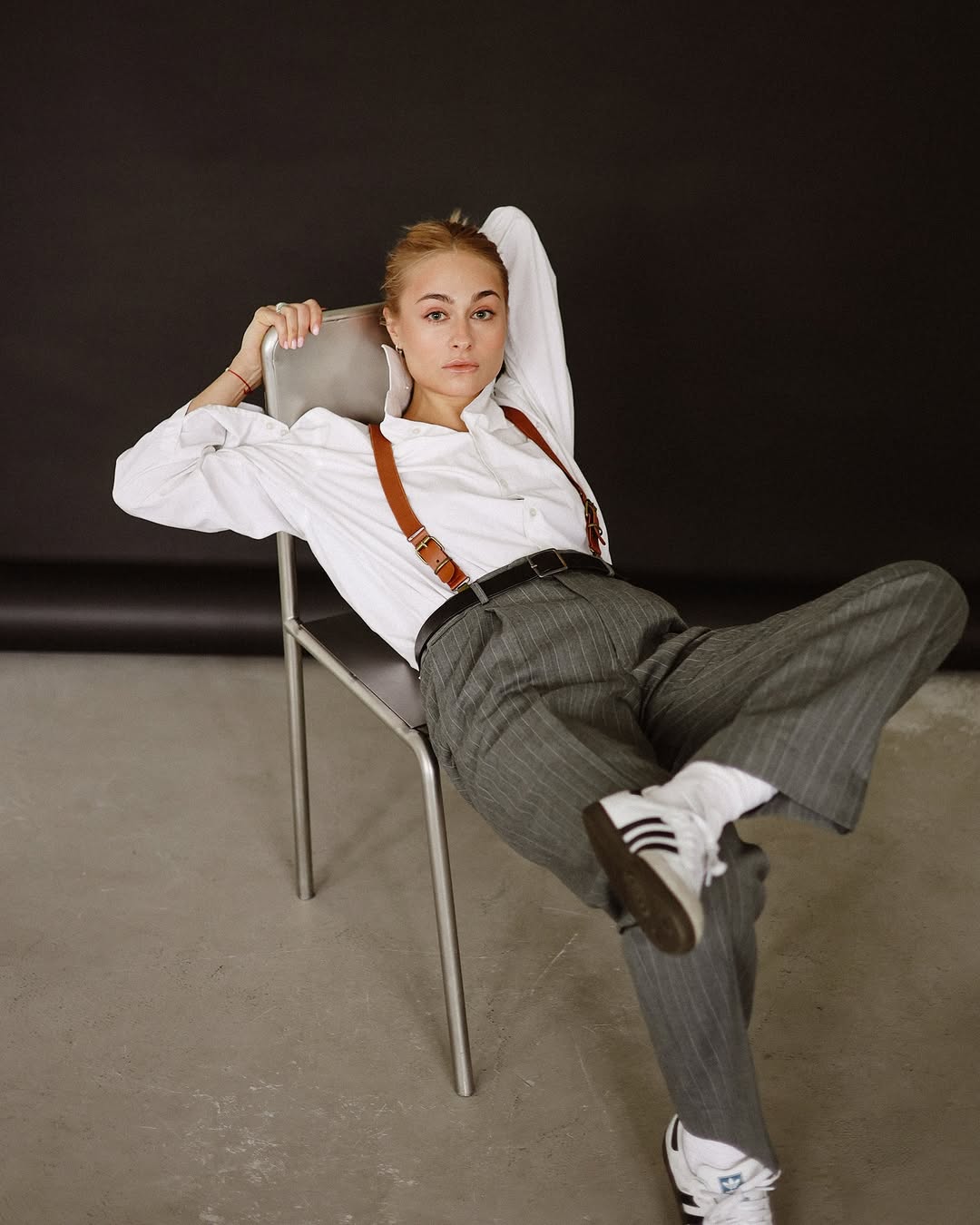 Як стилізувати звичайний сірий костюм: Анастасія Цимбалару показала модний прийом