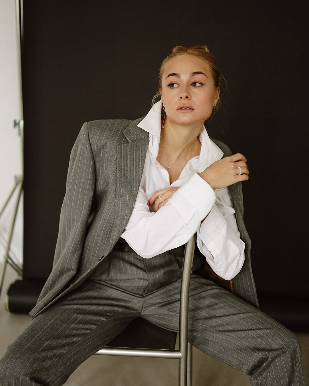 Як стилізувати звичайний сірий костюм: Анастасія Цимбалару показала модний прийом