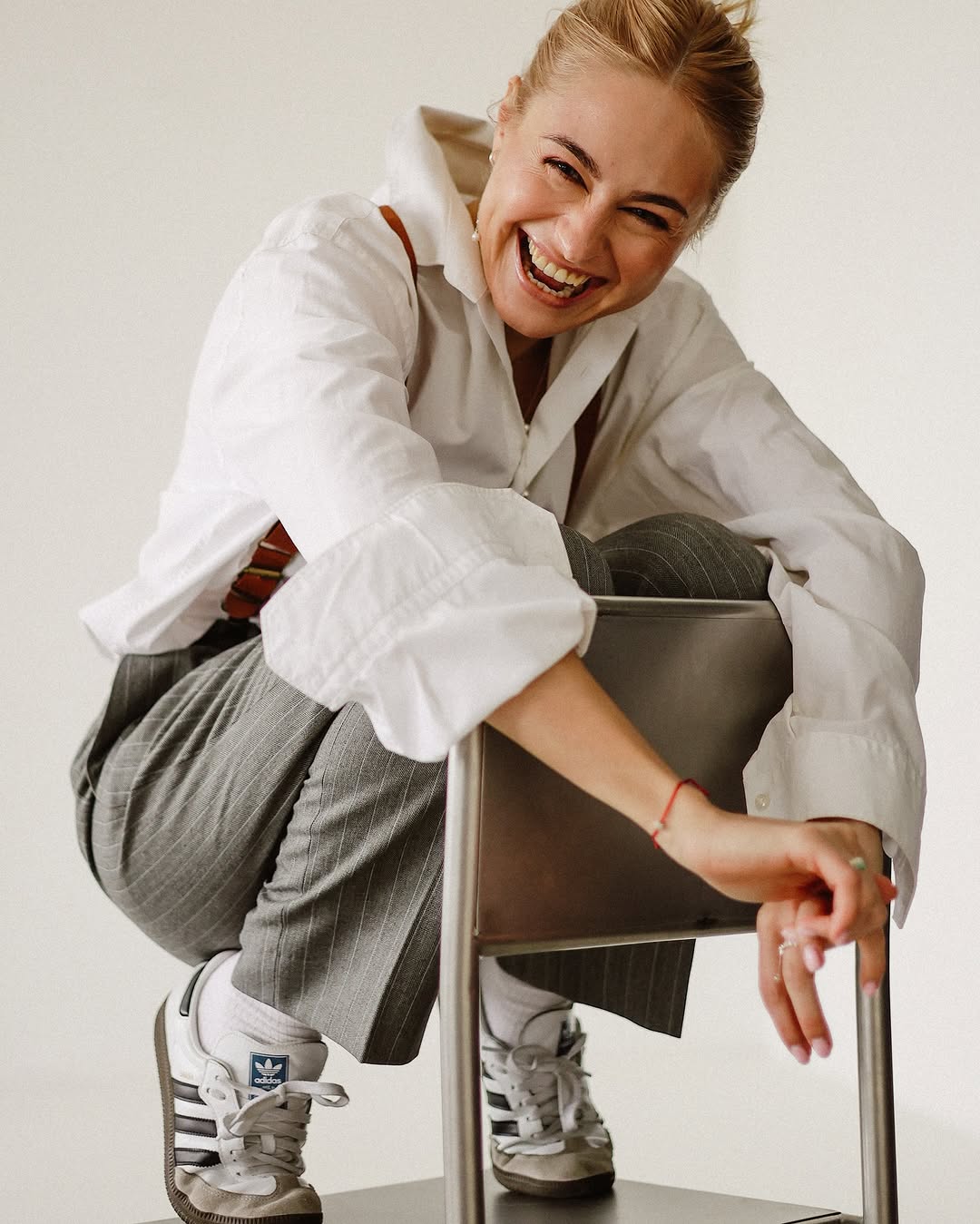 Як стилізувати звичайний сірий костюм: Анастасія Цимбалару показала модний прийом