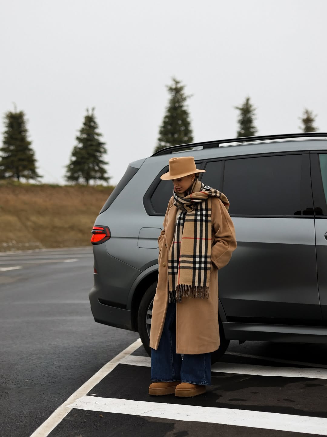 Довге пальто та уггі: модний образ блогерки Саші Бо на зиму
