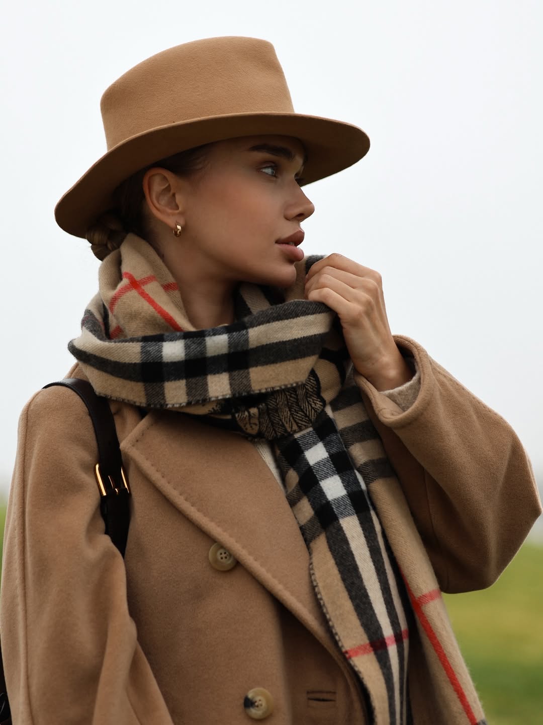 Довге пальто та уггі: модний образ блогерки Саші Бо на зиму