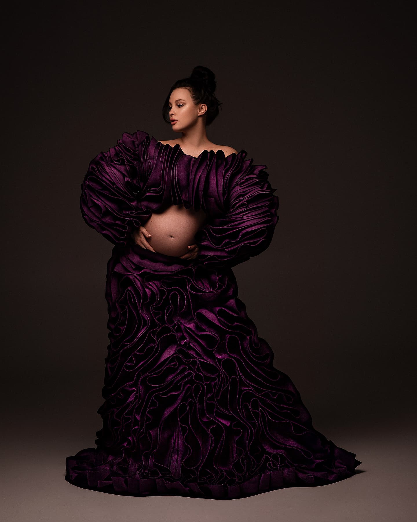 Вагітна дружина Позитива вразила сміливими кадрами у сукні з цікавим акцентом