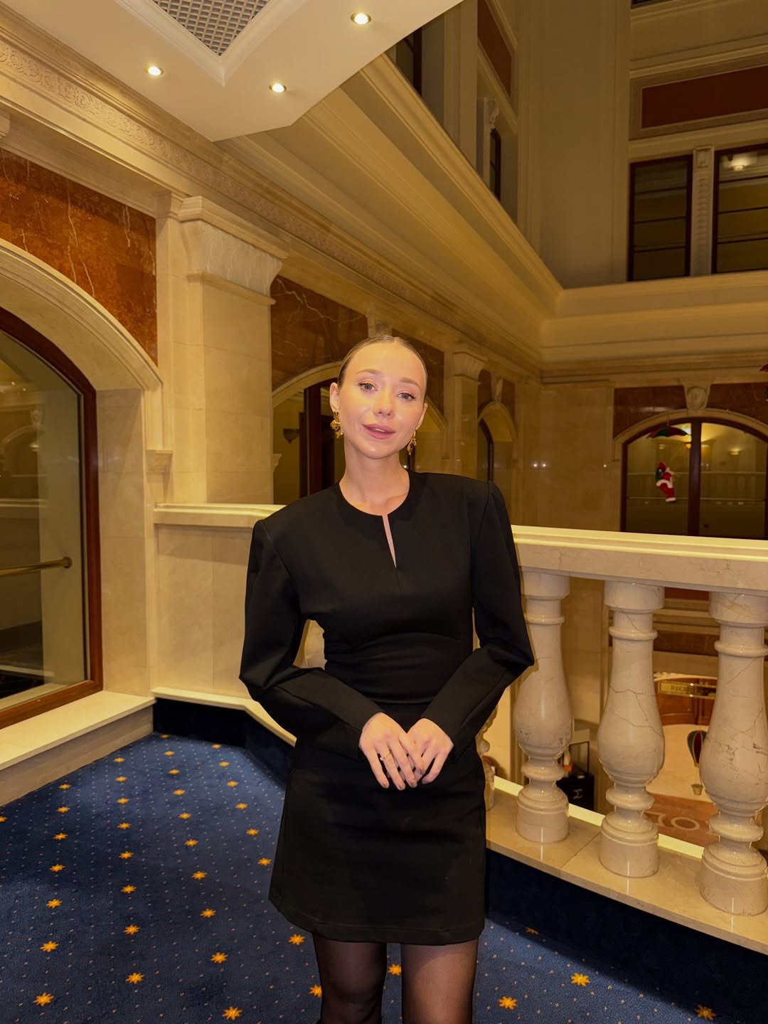 Маленька чорна сукня і довге пальто: зимовий "лук" дружини Віктора Павліка