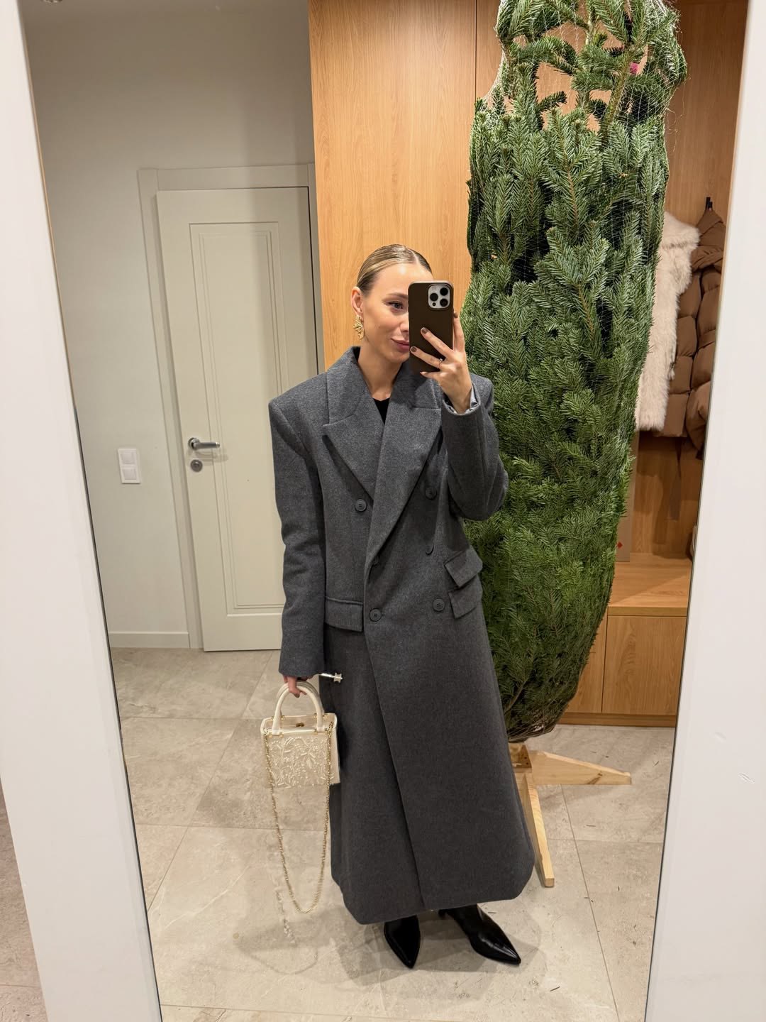 Маленька чорна сукня і довге пальто: зимовий "лук" дружини Віктора Павліка