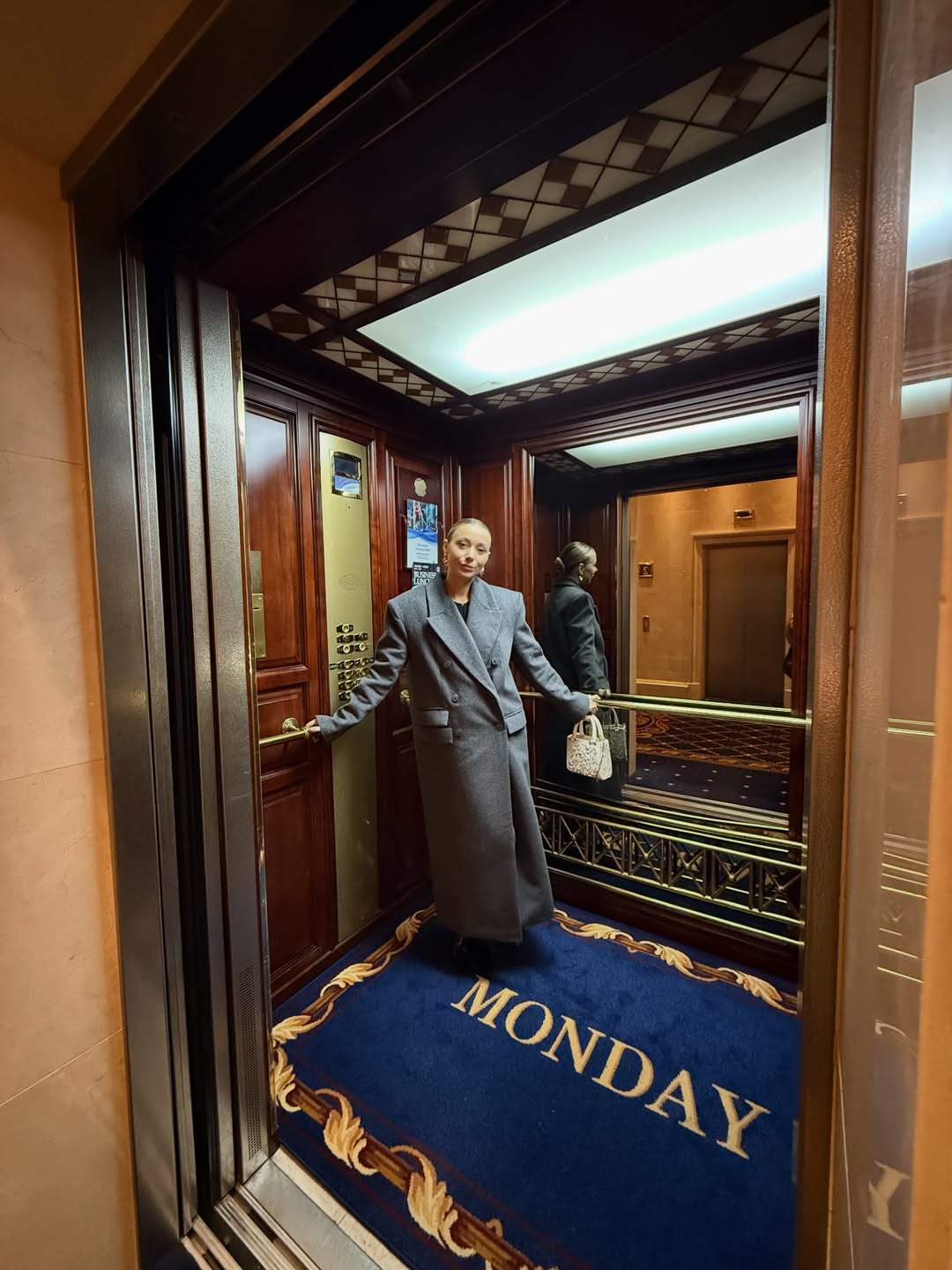 Маленька чорна сукня і довге пальто: зимовий "лук" дружини Віктора Павліка