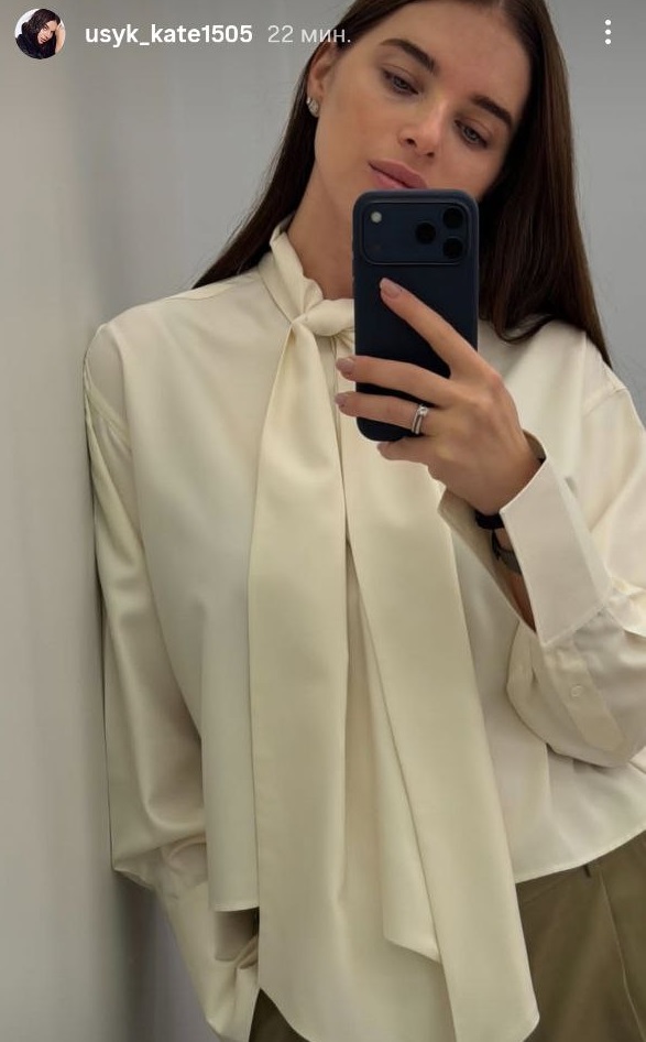 Дружина Усика вразила бездоганним офісним шиком: блуза з бантом і широкі штани