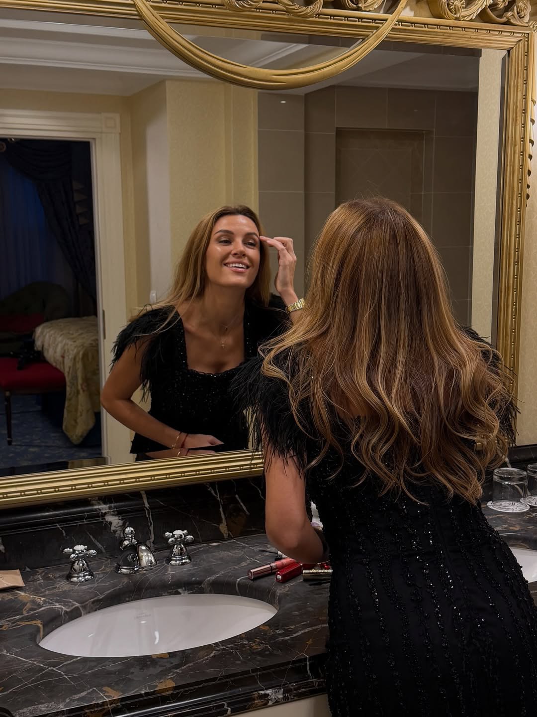 Святковий "лук" від дружини Решетніка: чорна сукня для корпоративу та вечірки