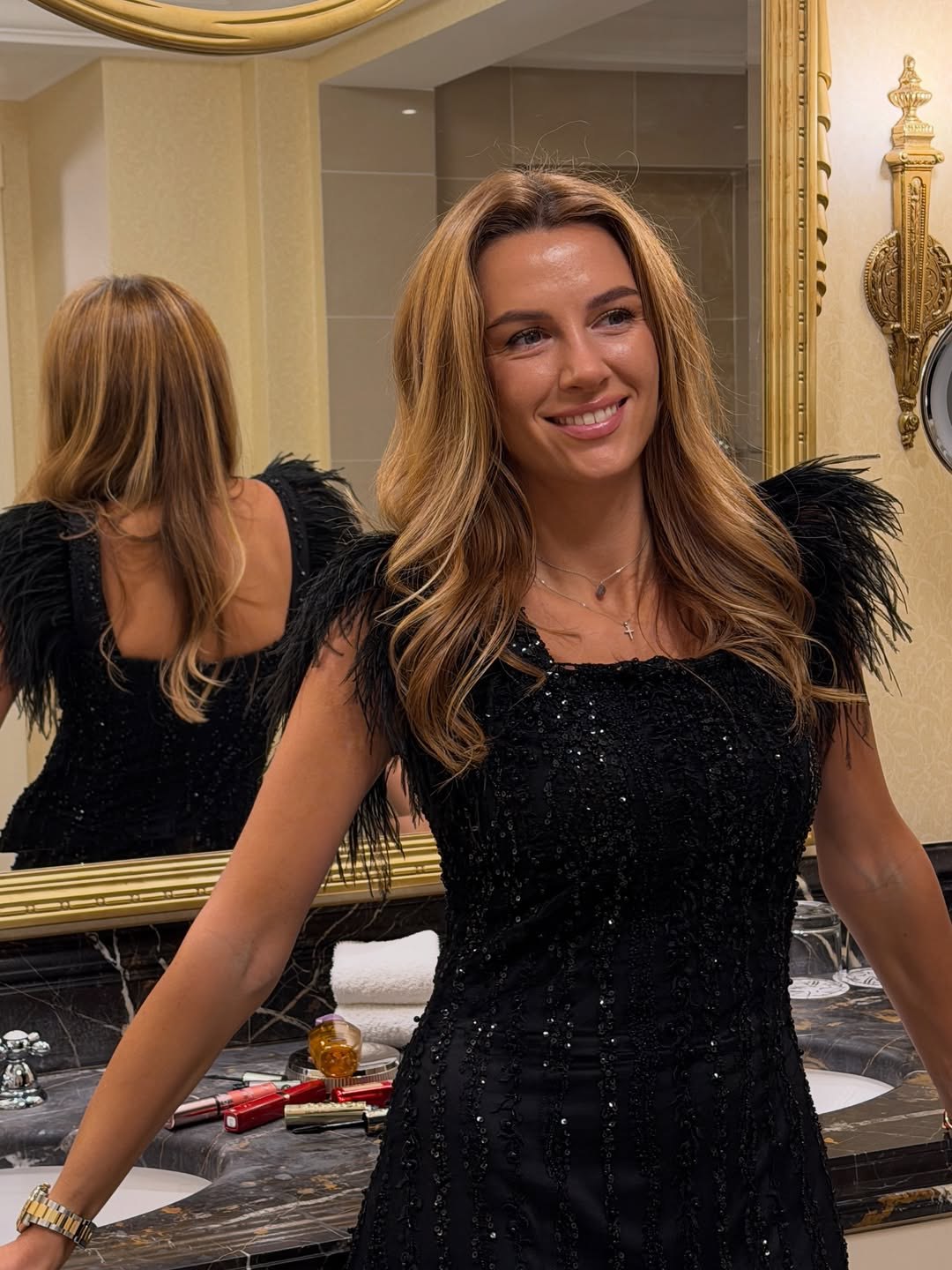 Святковий "лук" від дружини Решетніка: чорна сукня для корпоративу та вечірки