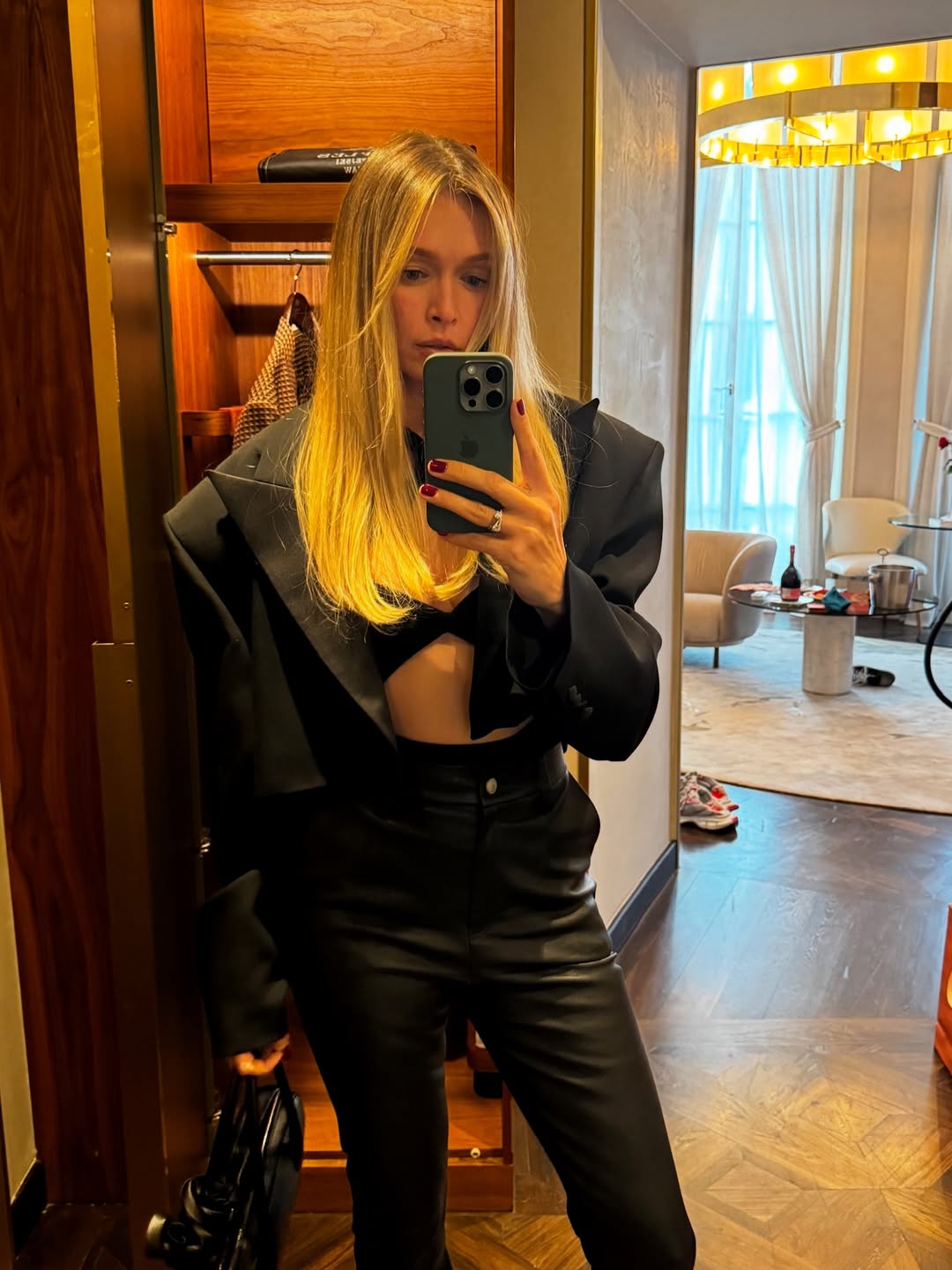 Як виглядають наймодніші штани на осінь 2025: Віра Брежнєва задає тренди