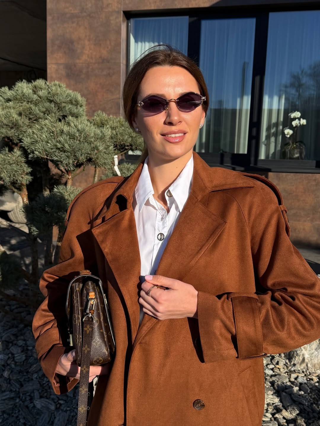 Секрет элегантного образа: 5 вещей, которые жена Решетника носит этой весной