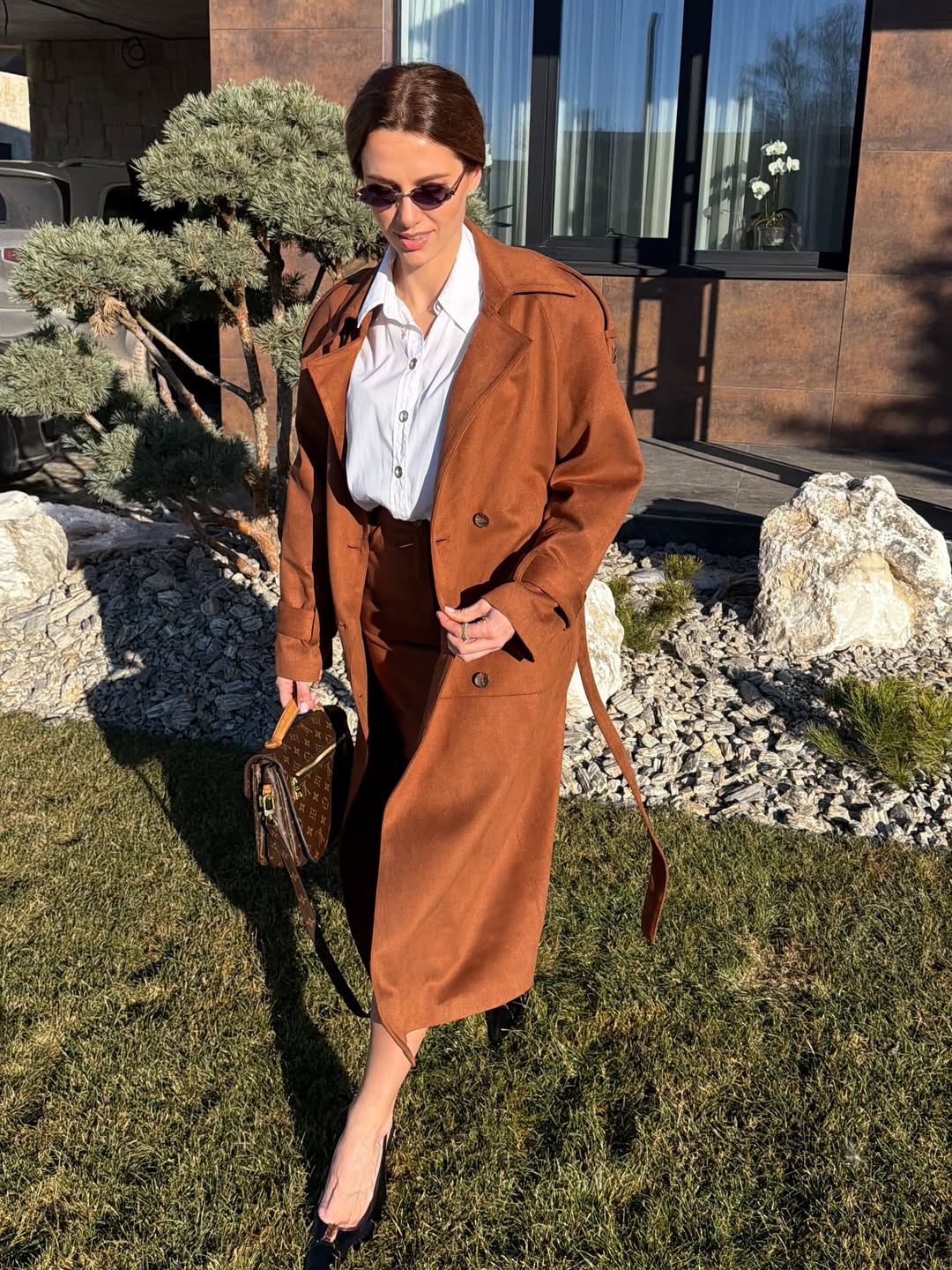 Секрет элегантного образа: 5 вещей, которые жена Решетника носит этой весной