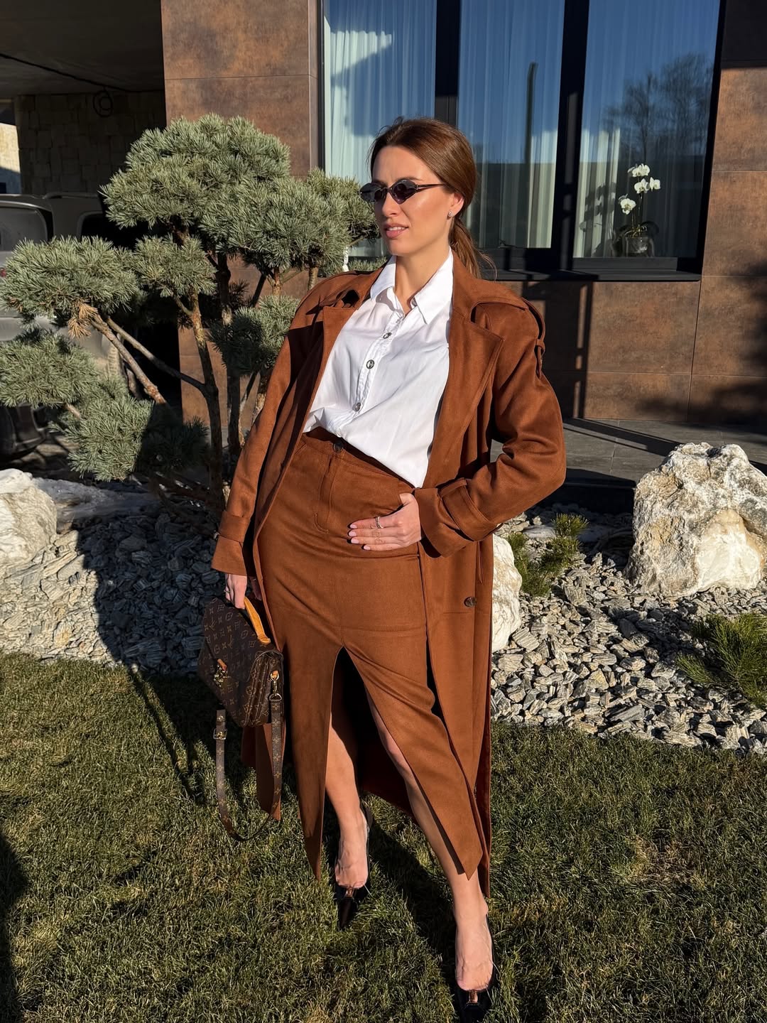 Секрет элегантного образа: 5 вещей, которые жена Решетника носит этой весной