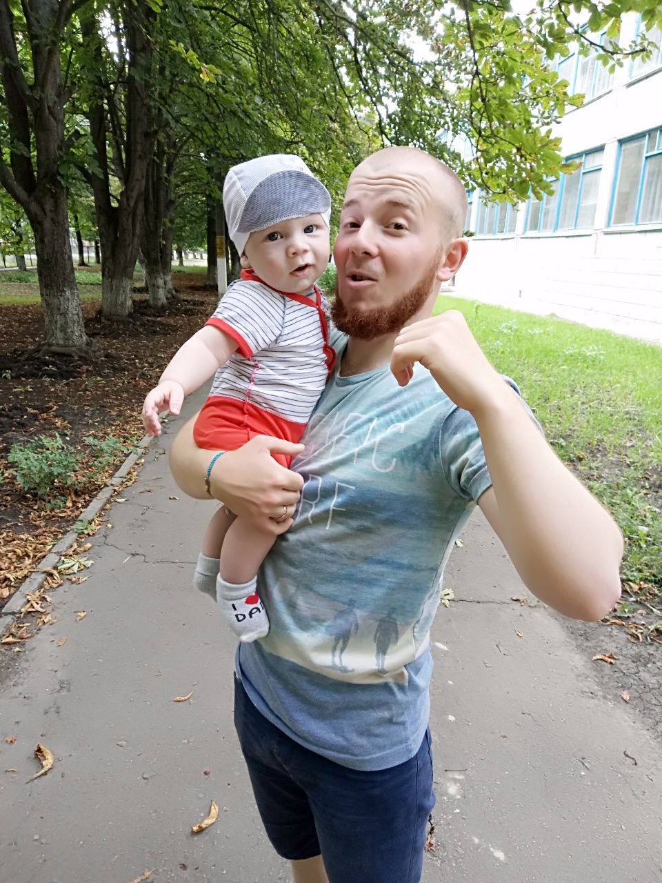 "Його останнім повідомленням було: "Дуже кохаю". Історії дружин захисників Маріуполя, які віддали своє життя за Україну