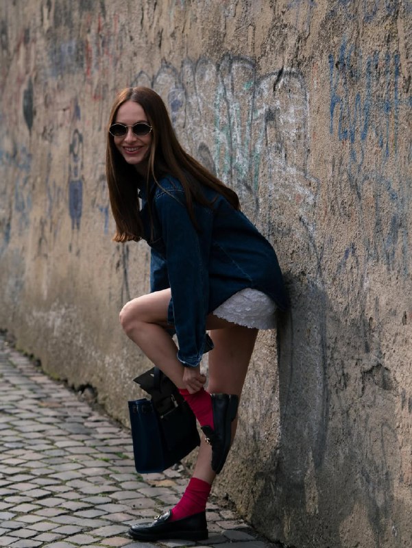 Как носить лоферы, чтобы даже простой образ выглядел дорого: секрет Кристины Горняк