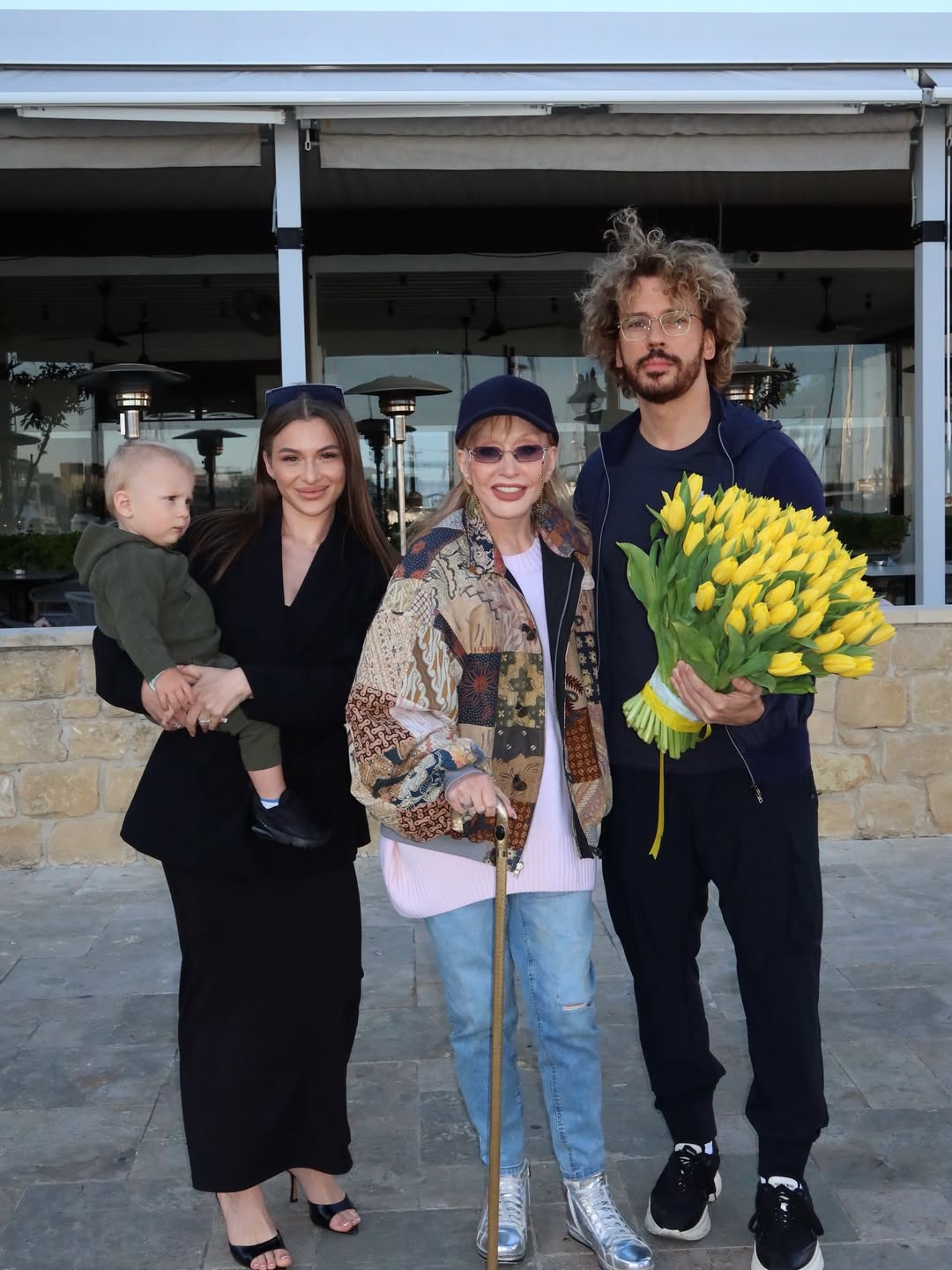 Схудлу Пугачову заскочили з тростиною: як виглядає 76-річна співачка