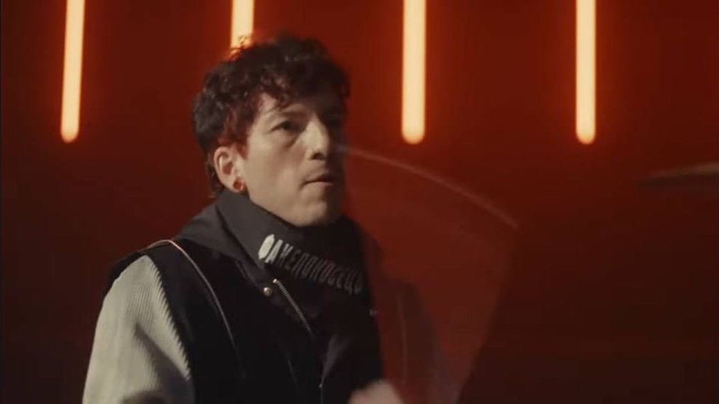 Учасник Twenty One Pilots зʼявився у новому кліпі в бандані з українським написом (відео)