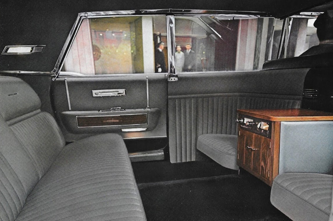 Колеса для Гуччі: які розкішні автомобілі можна побачити у фільмі "Дім Gucci"