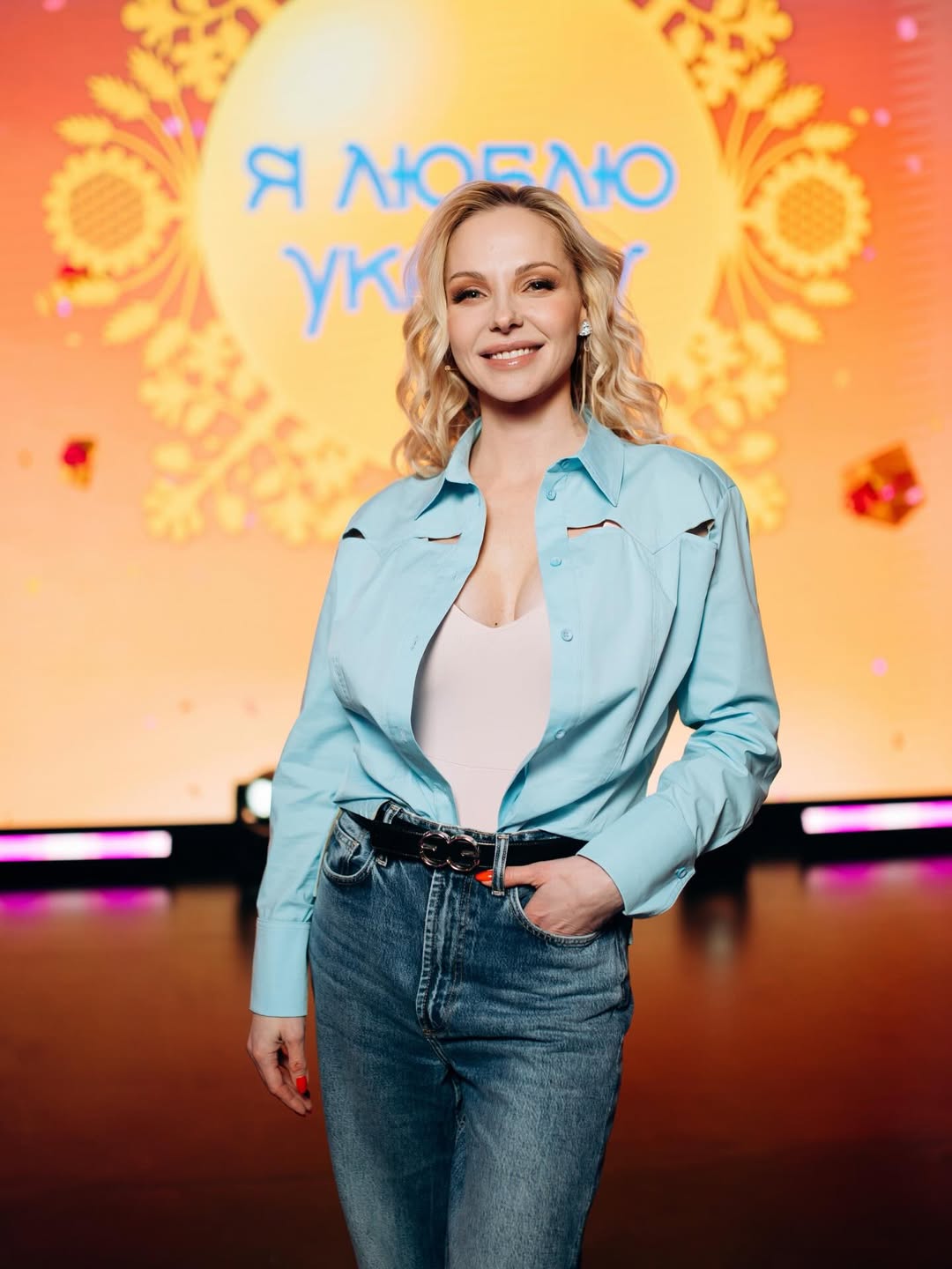 Джинсы, которые удлиняют ноги: Даша Трегубова показала идеальный образ на весну