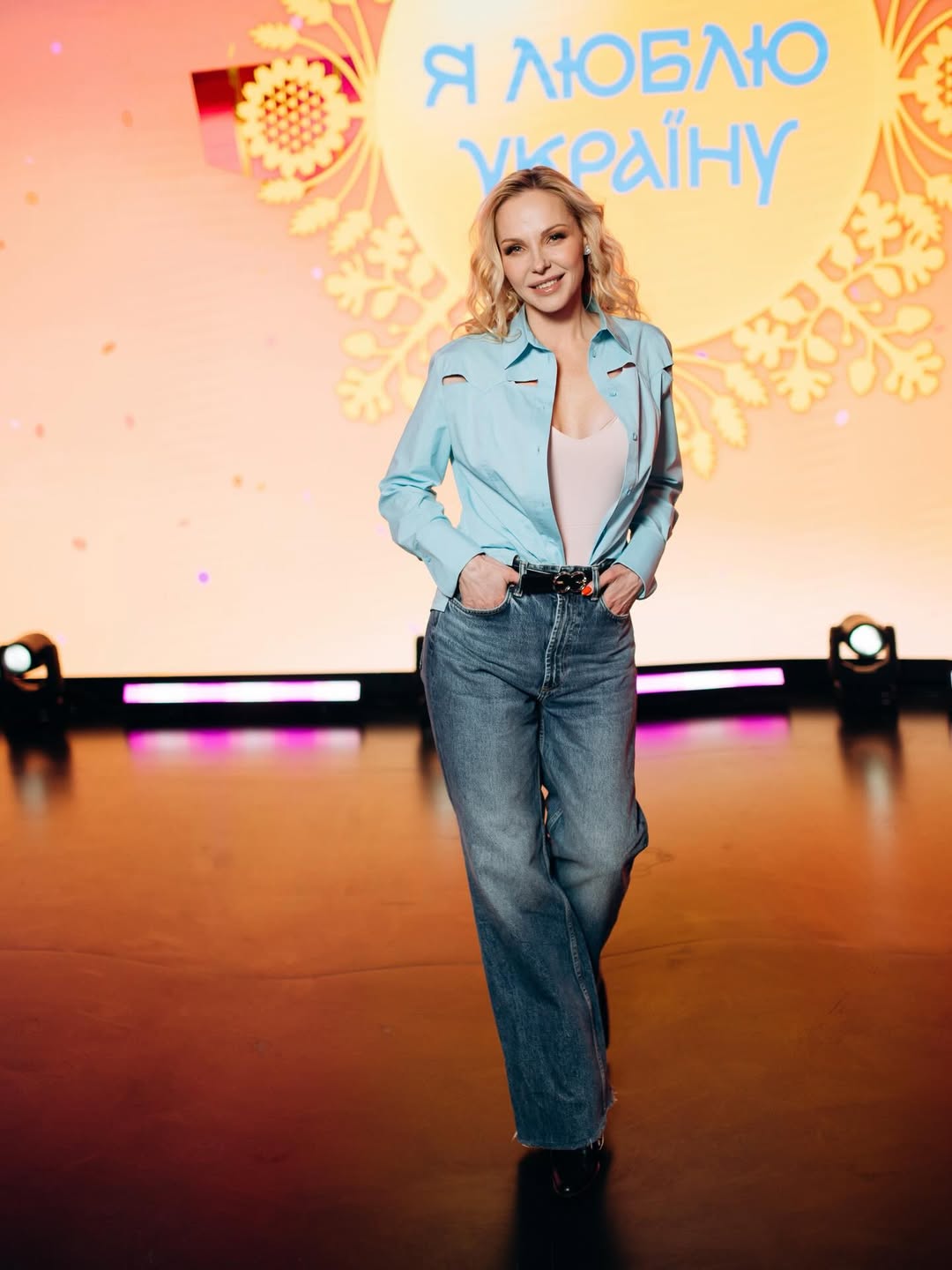 Джинсы, которые удлиняют ноги: Даша Трегубова показала идеальный образ на весну