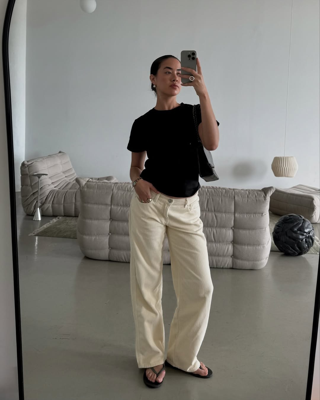 Эти джинсы уже не носят: чем их заменить весной 2026