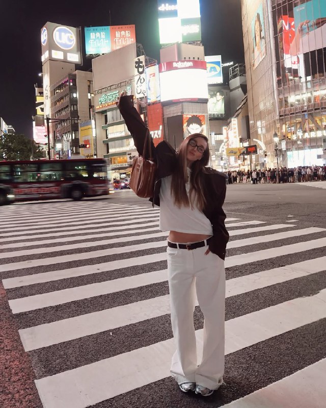 Як носити наймодніші джинси літа 2025: стильні ідеї від Раміни та колишньої Тищенка