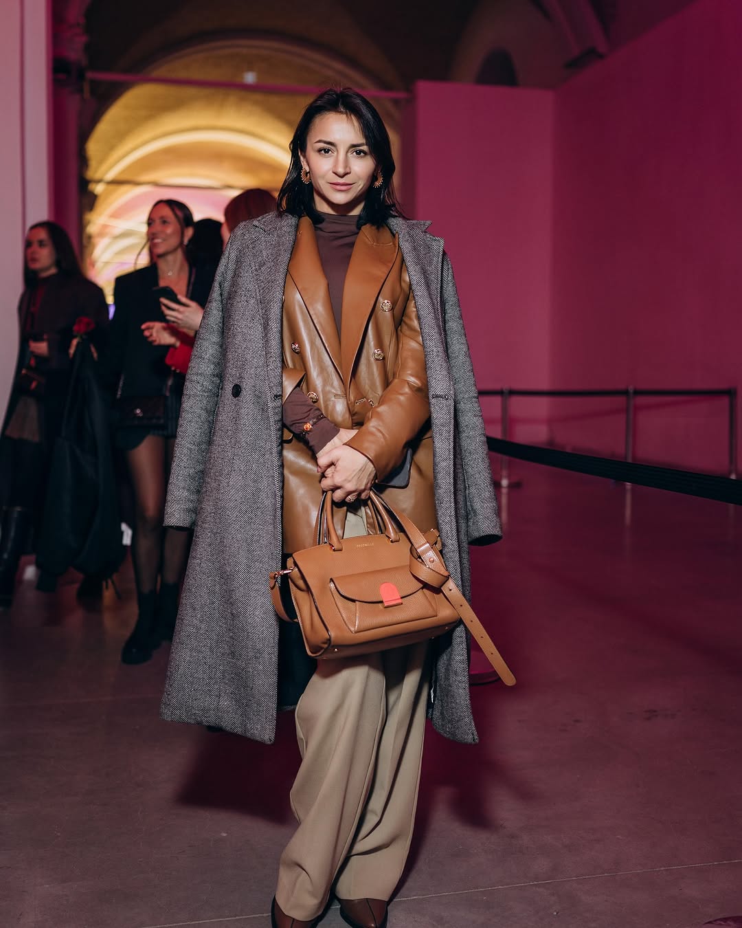 Главный хит весны-2025. Как носить кожаные вещи, чтобы не выглядеть дешево: пример от звезд