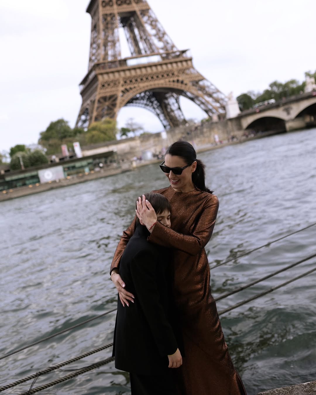Єфросиніна вперше за довгий час показалася з двома дітьми: сімейні фото на фоні Ейфелевої вежі