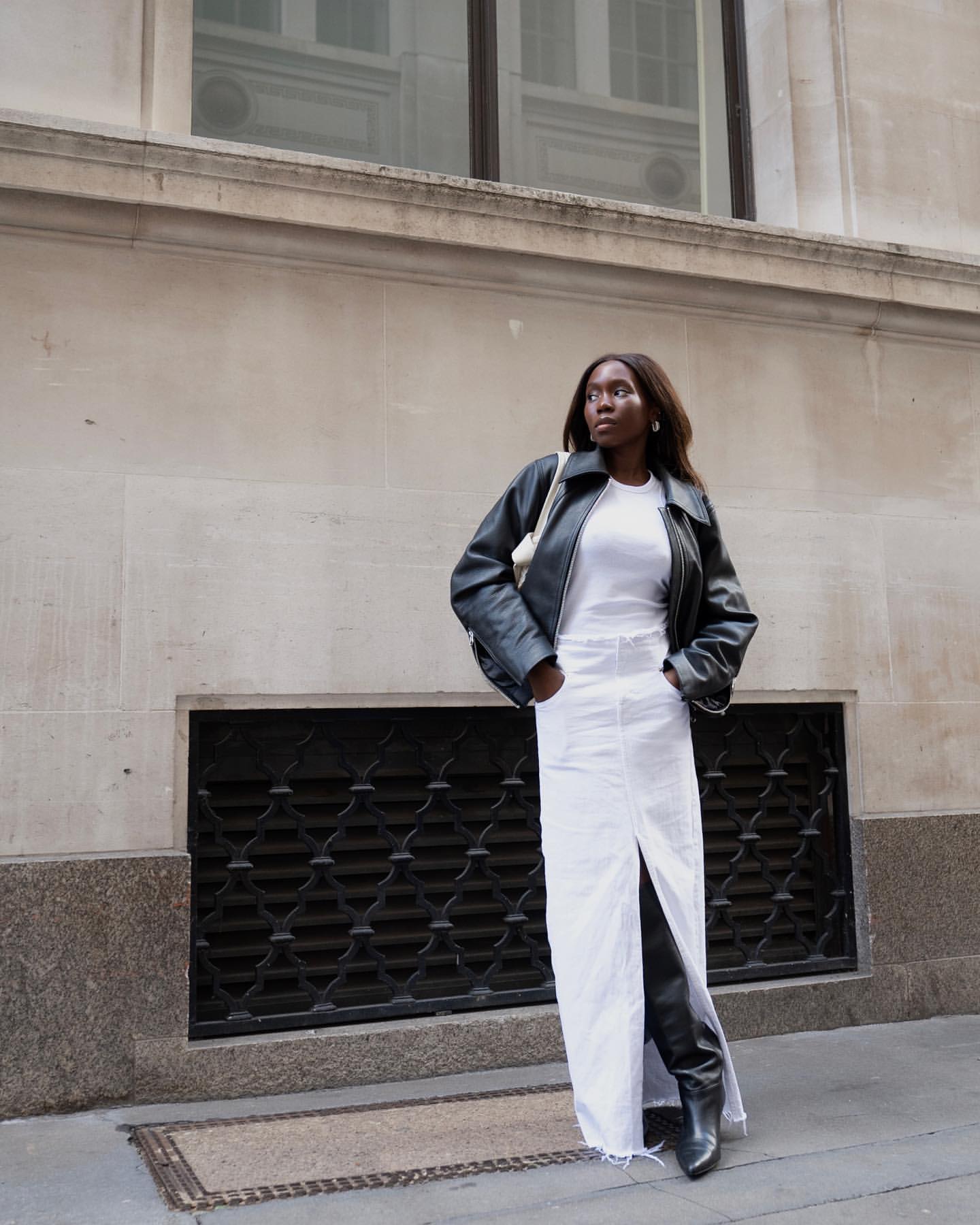 Длинная джинсовая юбка - тренд сезона: с чем ее сочетать осенью