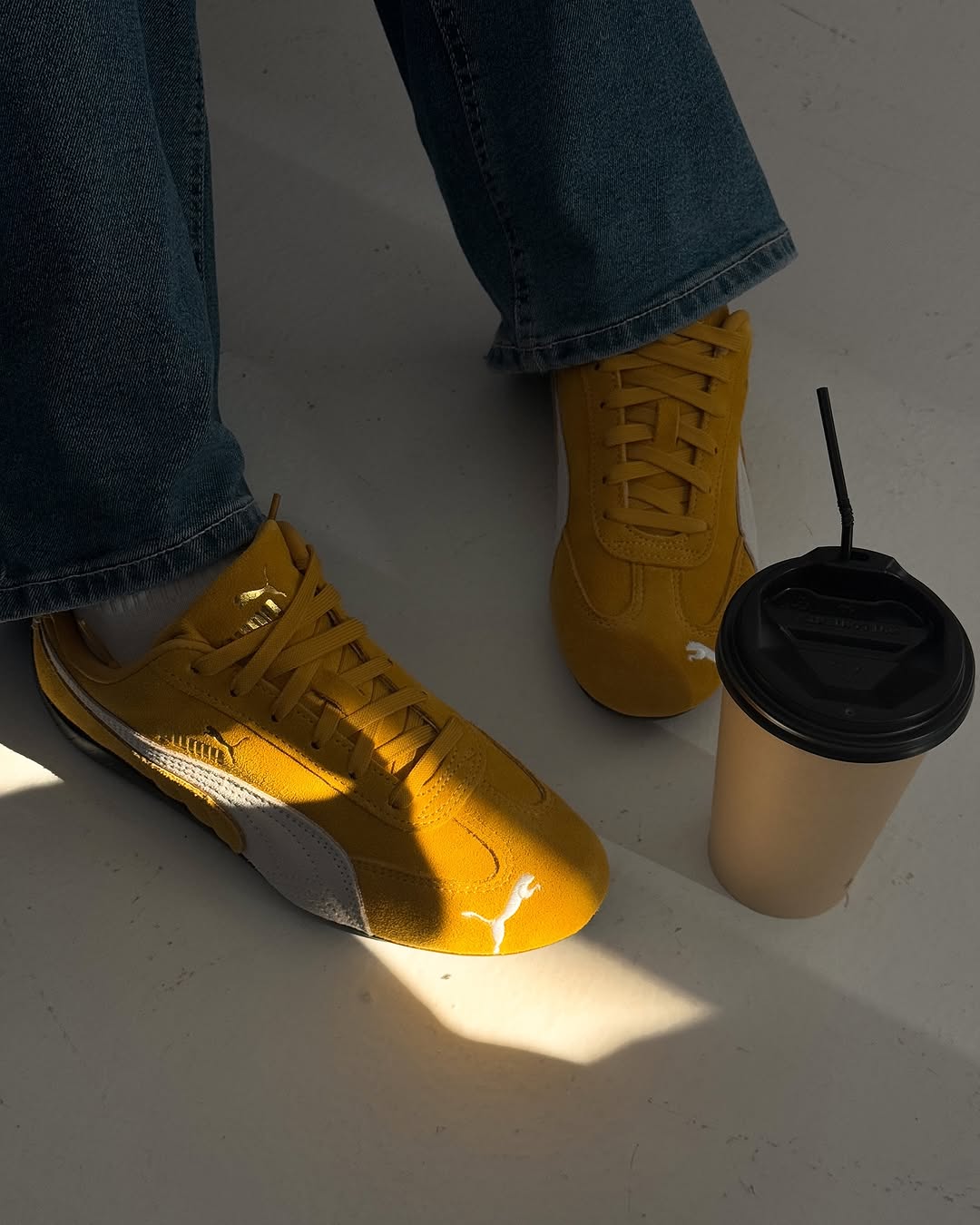 Білі джинси та яскраві кросівки: Надя Дорофєєва показала трендовий образ на весну