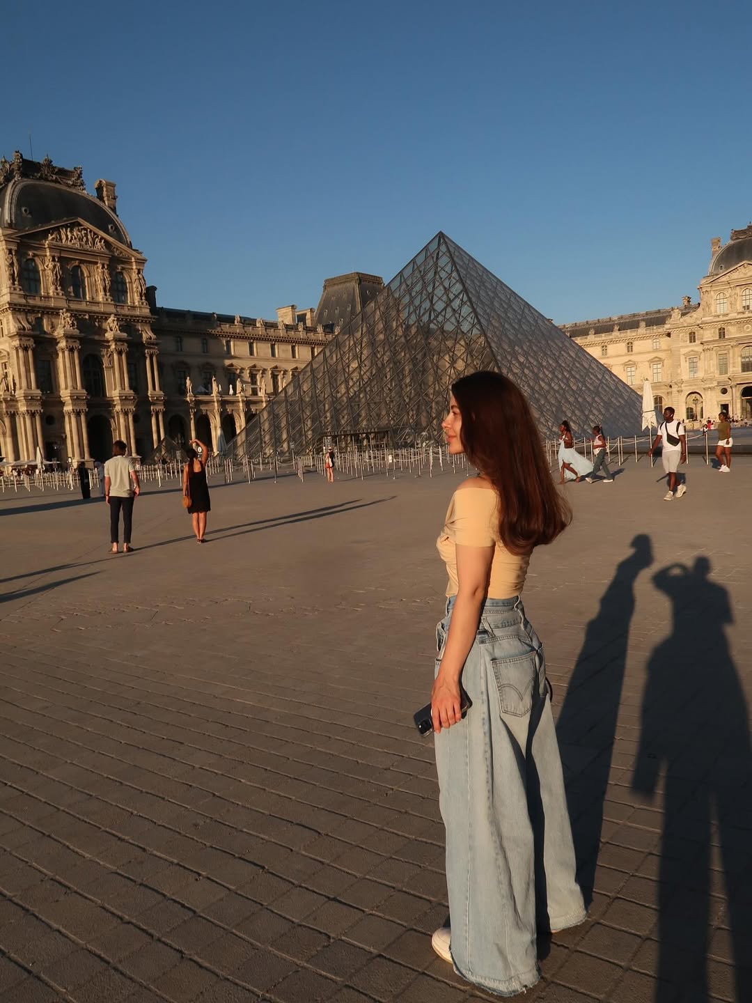 Як виглядають наймодніші джинси на осінь 2025: приклад від Раміни