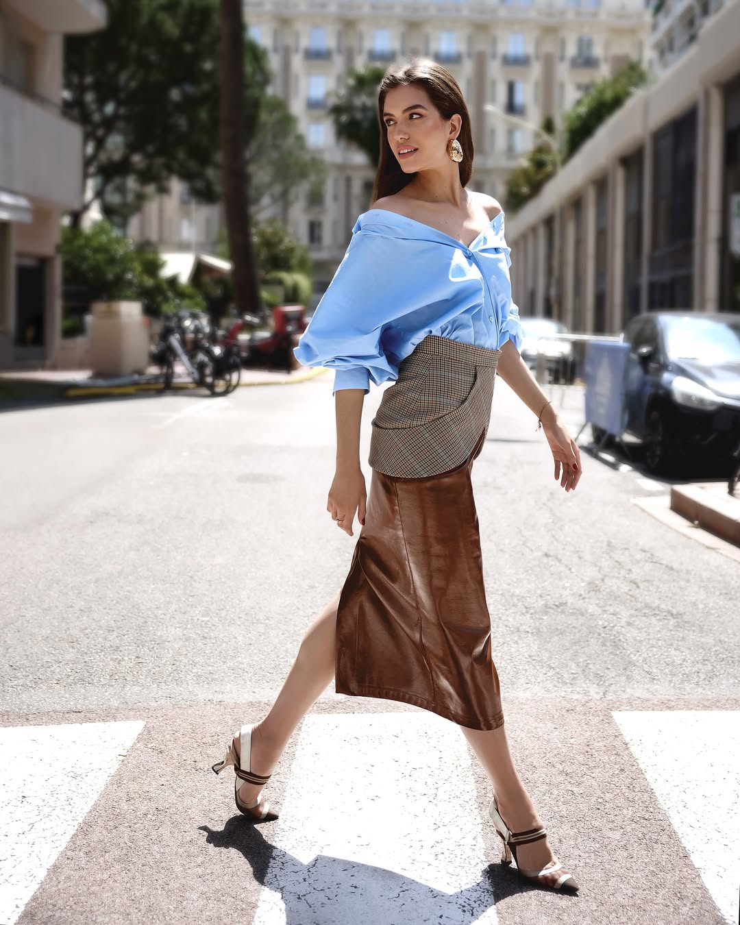 Елегантно і стильно: ексдружина Дмитра Комарова показала трендовий образ із базовою сорочкою