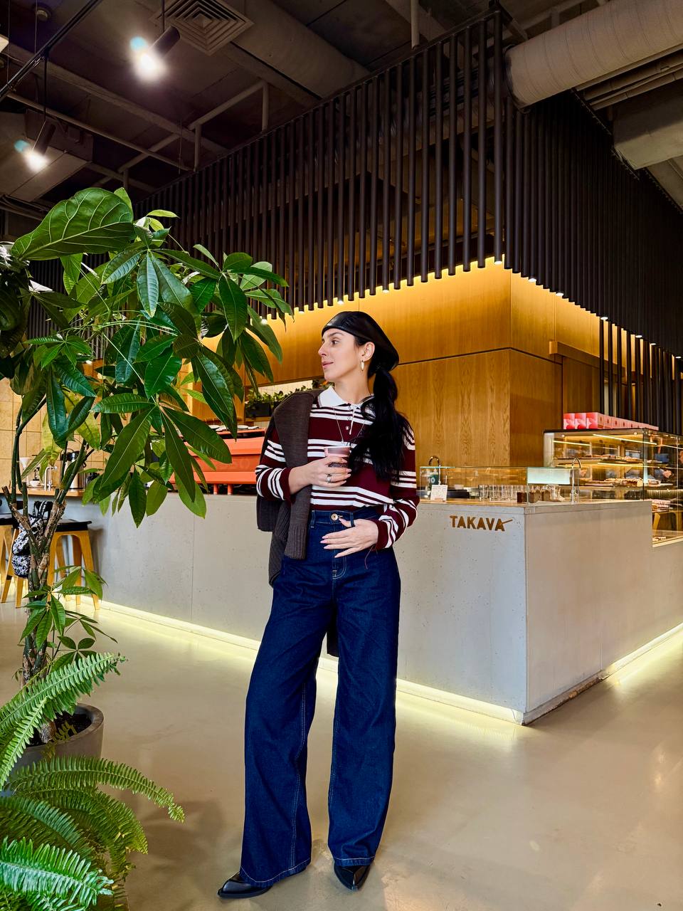 Джамала показала трендовий зимовий "лук": широкі джинси та светр на плечах