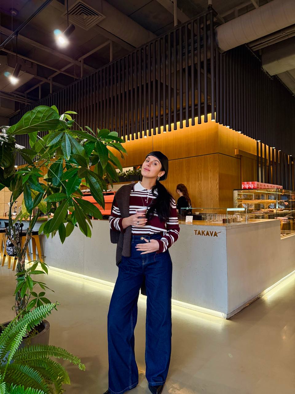 Джамала показала трендовий зимовий "лук": широкі джинси та светр на плечах