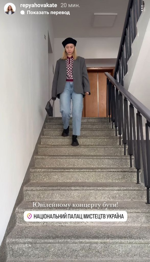 Укорочені джинси - тренд весни 2025: як їх носить дружина Віктора Павліка (фото)