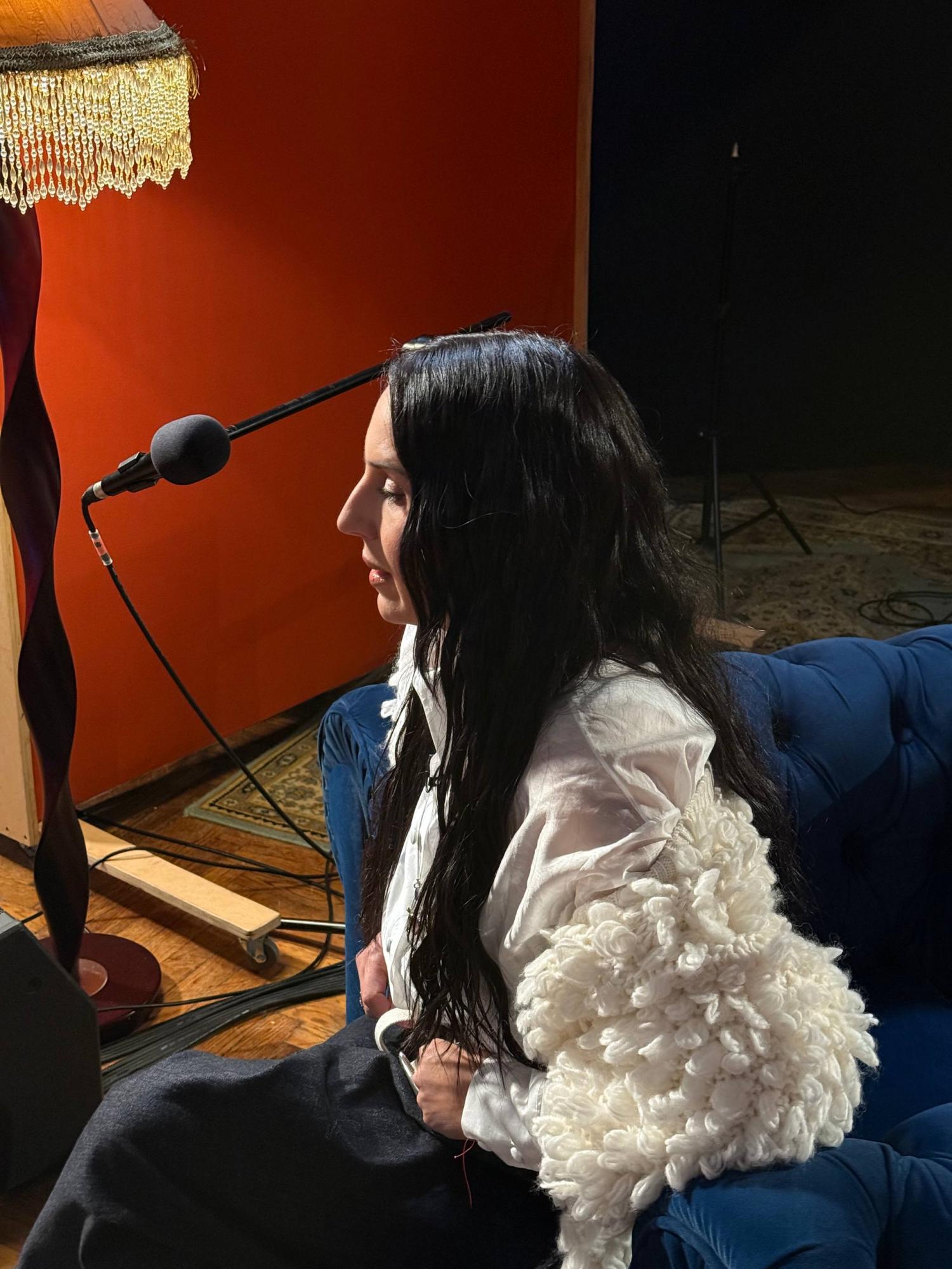 Як носити яскраві акценти з класичним пальтом: стильний приклад від Джамали