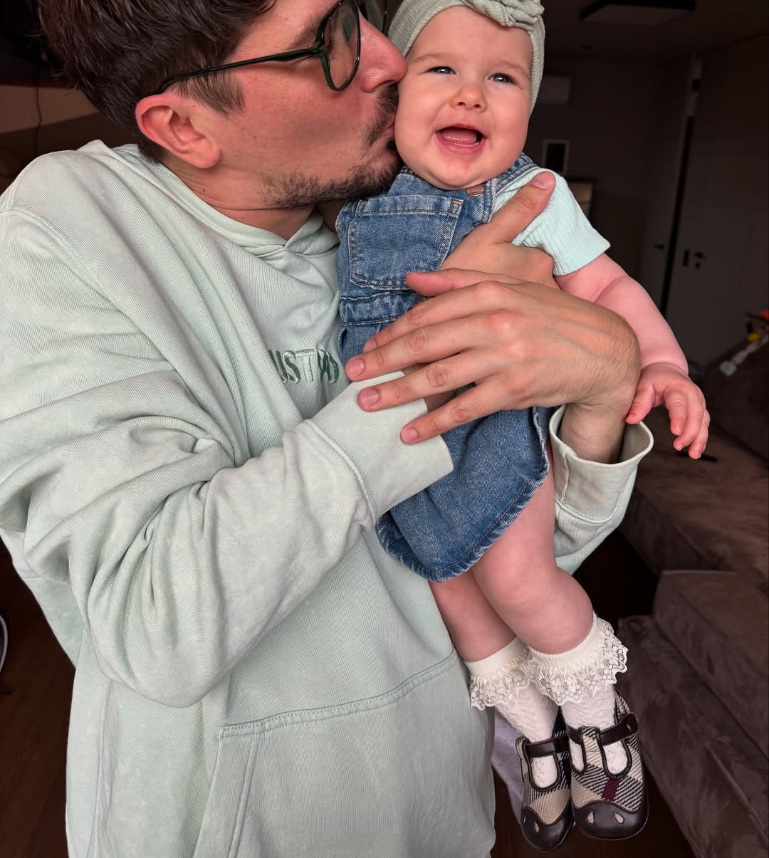 Ведущий-военнослужащий Даниэль Салем умилил видео с маленькой доченькой Позитива