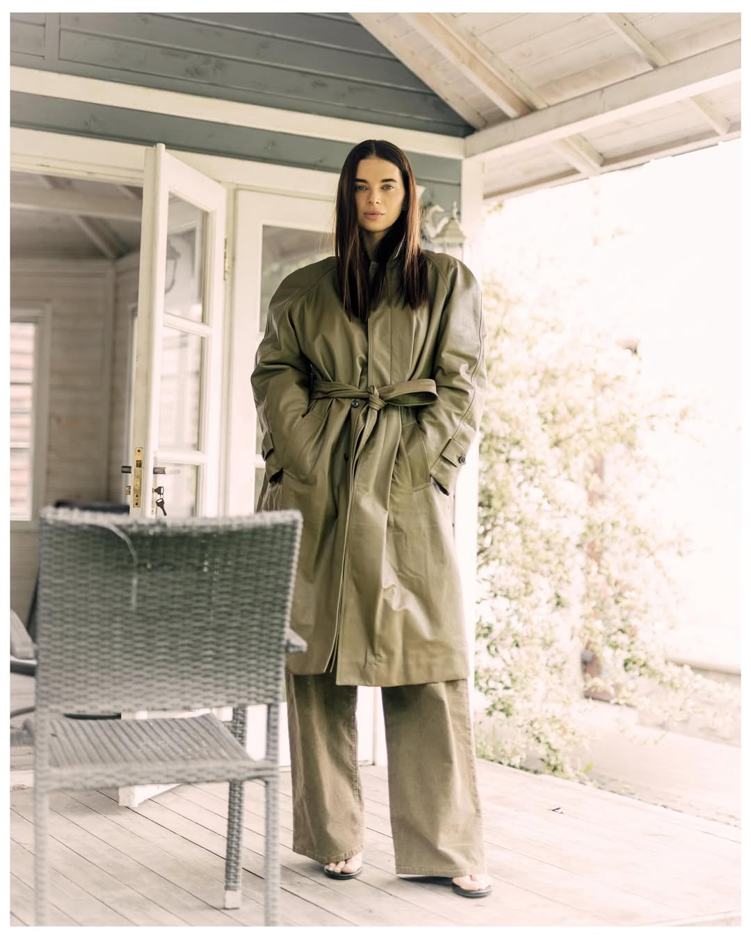 Як виглядає наймодніший плащ на весну і літо 2025: дружина Усика задає тренди