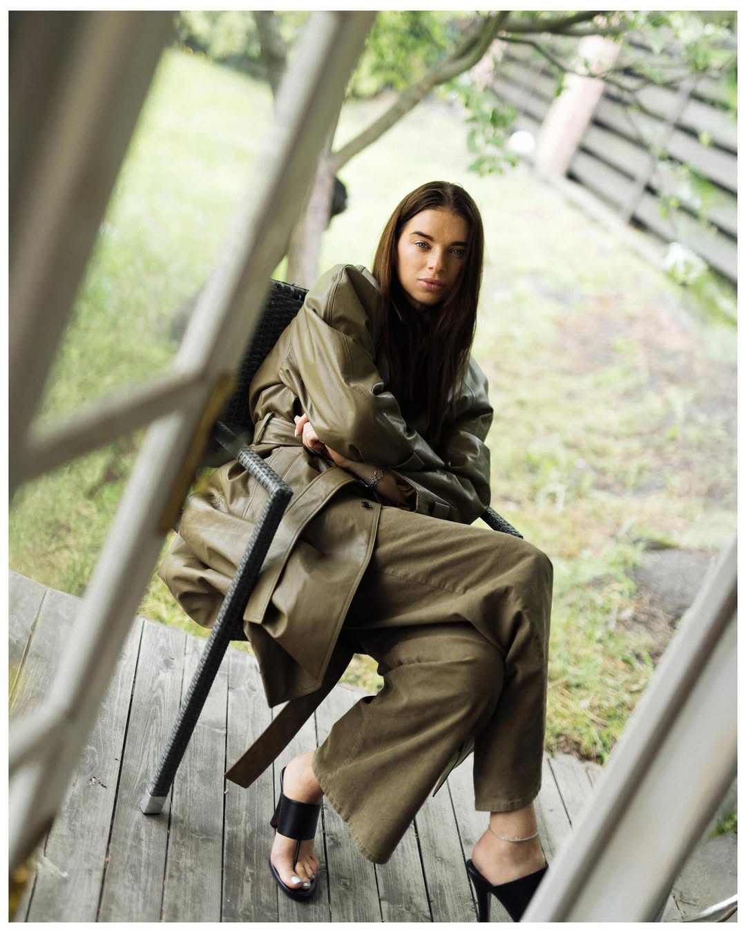 Як виглядає наймодніший плащ на весну і літо 2025: дружина Усика задає тренди