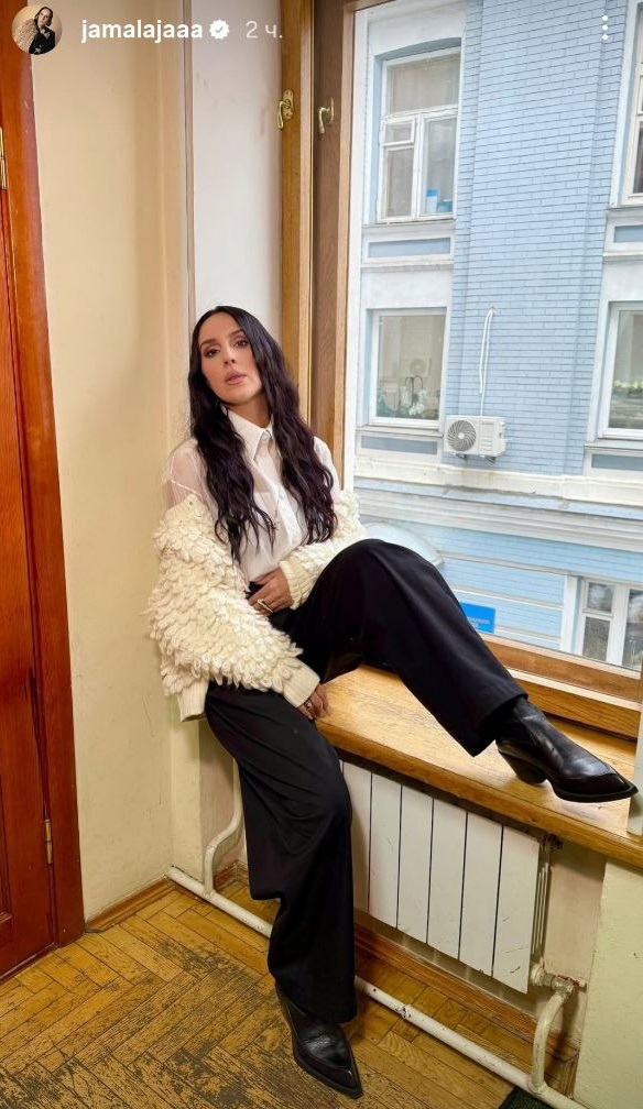 Як носити яскраві акценти з класичним пальтом: стильний приклад від Джамали